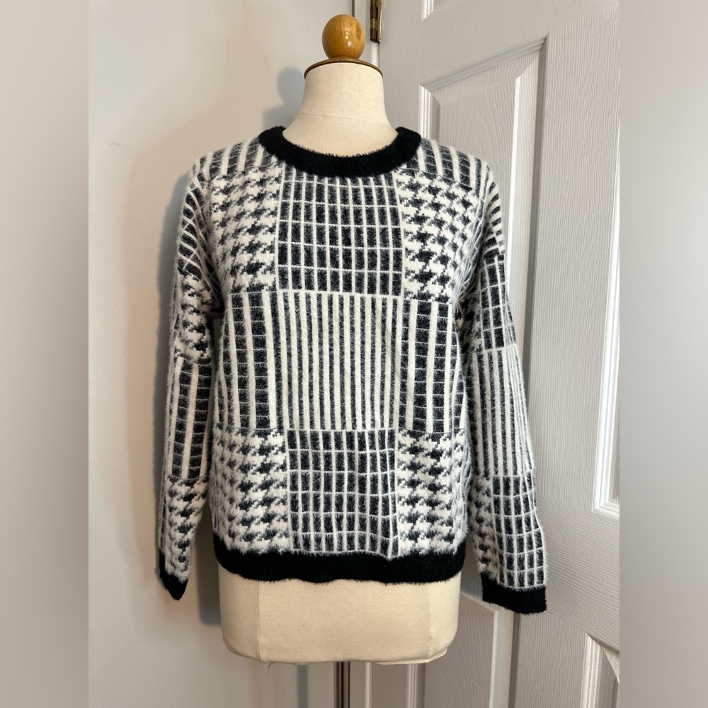 Cyrus Black Bone Crew Neck Fuzzy Print Sweater Size Medium